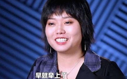 小花与经纪人携手 解析娱乐圈吃瓜新热门